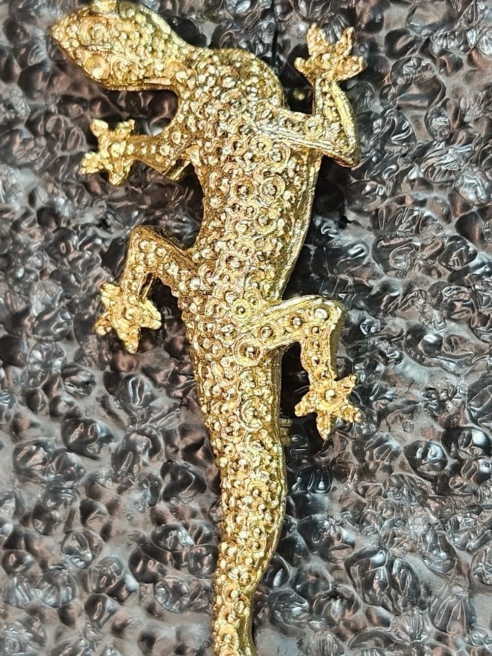 Gold Gecko Reptile Brooch - Decorative Pet-Inspired Pin - Picture 3 of 10